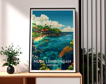 Puede incluir: Un cartel de viaje vintage con una ilustración colorida de una escena de isla tropical con agua turquesa, exuberante vegetación verde y un pequeño edificio con techo rojo. El texto "NUSA LEMBONGAN. INDONESIA" está impreso en la parte inferior del cartel.