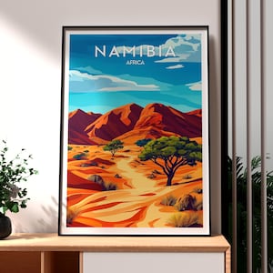 Könnte beinhalten: Eine farbenfrohe Illustration einer Wüstenlandschaft in Namibia, Afrika. Das Bild zeigt rote Felsformationen, eine unbefestigte Straße und einen grünen Baum im Vordergrund. Der Himmel ist blau mit weißen Wolken.
