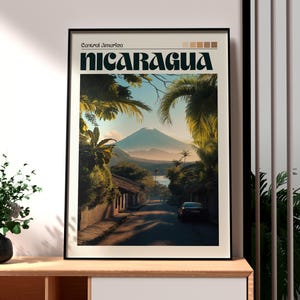 Puede incluir: Impresión artística enmarcada que presenta una vista escénica de Nicaragua. La imagen muestra una carretera que conduce a una montaña, con exuberante vegetación y palmeras. El texto "Nicaragua" se muestra en la parte superior, con "Centroamérica" encima.