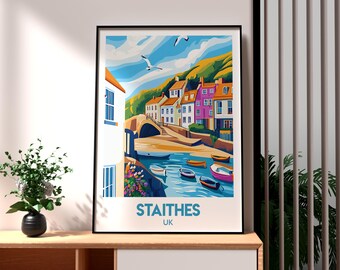 Puede incluir: Una ilustración colorida de un pueblo costero con casas, un puente y barcos en un puerto. El texto "Staithes UK" está en la parte inferior de la imagen.