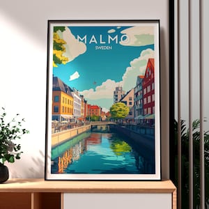 Puede incluir: Una ilustración colorida de un canal en Malmö, Suecia. El canal está bordeado por edificios y árboles coloridos. El cielo es azul con nubes blancas. El texto "MALMO SWEDEN" está en la parte superior de la imagen.
