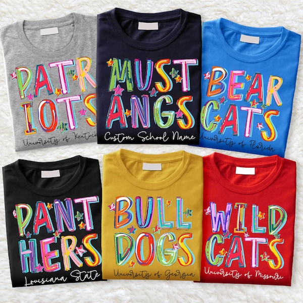 Kleurrijke aangepaste tekst met preppy mascottelogo-shirts voor dames, aangepast shirt middelbare school stad voetbalteamnaam, gameday voetbalschool-T-shirt
