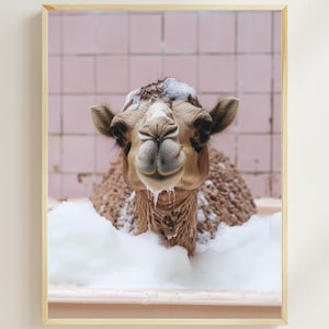 Kamel in der Badewanne, Kamel im Schaumbad, lustige Tierbadekunst, AI digitaler Kameldruck, lustige Tierfotografie, Hausprintables