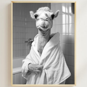Kamel im Bademantel, lustige Badezimmer Wandkunst, schrullige Tierkunst, lustiges Kamel im Bad Druck, Vintage Kamel Druck, Tier Humor, AI Art
