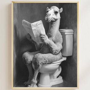 Kamel sitzt auf der Toilette und liest eine Zeitung, lustiges Badezimmer Wanddekor, Tier Humor Drucke, Vintage Kamel Druck, Badezimmer Humor, AI Art
