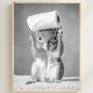 Ardilla con un rollo de papel higiénico en la cabeza, arte imprimible para el baño, arte divertido para la pared del baño, foto vintage de un animal, impresión AI de ardilla