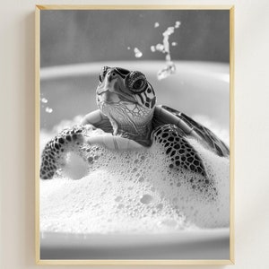 Puede incluir: Una foto en blanco y negro de una tortuga en una bañera llena de burbujas. La tortuga está mirando hacia la cámara.