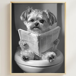 Shih Tzu zittend op het toilet een krant lezen, grappige kunst aan de muur badkamer, dierenprints, foto grappige hond, printables voor thuis, AI digitale kunst