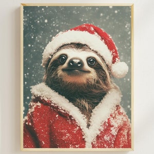 Faultier in Weihnachtskleidung, Feiertags-Faultier-Wandkunst, lustiger Weihnachtstierdruck, gemütliches Winterdekor, Faultier-Liebhabergeschenk, niedlicher Feiertagsdruck