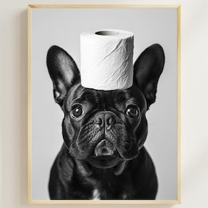 Bulldog francese con un rotolo di carta igienica sulla testa, arte da bagno stampabile, arte da parete divertente per il bagno, foto di cane vintage, stampa AI di Frenchie