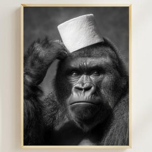 Gorila com um rolo de papel higiênico na cabeça, arte para banheiro para impressão, foto vintage de animal, arte engraçada para parede de banheiro, impressão humorística de gorila, arte com IA