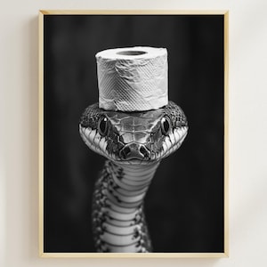 Serpiente con un rollo de papel higiénico en la cabeza, arte imprimible para el baño, foto vintage de un animal, arte divertido para la pared del baño, impresión humorística de serpientes, arte con IA