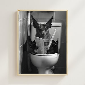以下が含まれることがあります： トイレに座って新聞を読んでいるコウモリの白黒写真。コウモリは新聞の帽子をかぶっていて、翼があります。
