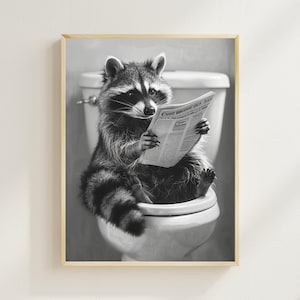 Puede incluir: Una foto en blanco y negro de un mapache sentado en un inodoro y leyendo un periódico. El titular del periódico dice "CAMIT ECONOMIC TIMES".