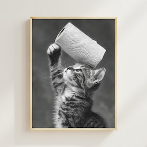 Gato con un rollo de papel higiénico en la cabeza, arte imprimible para el baño, arte mural divertido de animales, fotografía vintage de animales, impresión artística con IA de humor gatuno