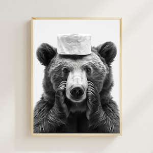 Oso con un rollo de papel higiénico en la cabeza, arte imprimible para el baño, arte divertido para la pared del baño, foto vintage de un animal, impresión humorística de osos, arte con IA