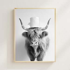 Vache des Highlands avec un rouleau de papier toilette sur la tête, art imprimable de la salle de bain, art mural drôle de salle de bain, photo animal vintage, impression IA humour vache