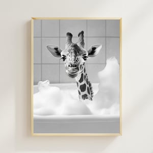 Żyrafa biorąca kąpiel, zabawna sztuka ścienna do łazienki, żyrafa w kąpieli z pianą, zdjęcie zwierzęcia w stylu vintage, wydrukowana sztuka AI, wydruki z humorem zwierzęcym