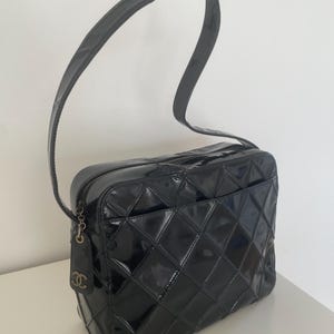 Authentische Vintage CHANEL Kameratasche aus gestepptem Lackleder in Schwarz mit antiken Metallteilen mit Zertifikat