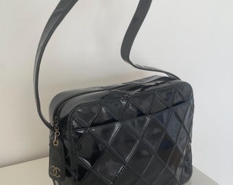 Auténtico bolso vintage CHANEL de charol acolchado en negro con herrajes antiguos y certificado.