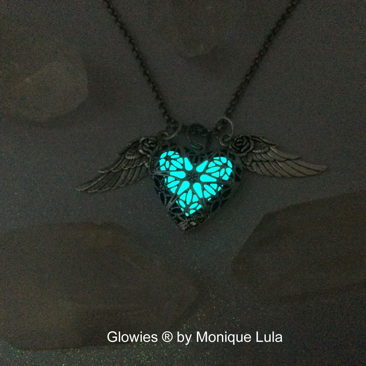 4 colors to Choose ~ Fashion Woman Jewelry Flying Heart Glow Locket with  Rose Wings Magic Glow in the dark Jewelry Necklace