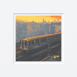 Pode incluir: Uma ilustração de estilo vintage de um comboio a viajar por uma cidade. O comboio é castanho e cinzento com um fundo amarelo. O horizonte da cidade é visível no fundo.