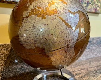 Weltkugel aus der Drexel Heritage Kollektion. Zweifarbige Gold/Silber Vollkreis Vision Kugel, verchromte Schräghalterung. 36 cm Durchmesser.