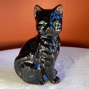 オーストリア産のグリーンクリスタルの目をした、幸運の黒猫。MCMとVTGのこのクールな猫は、日本製のレッドウェアで作られています。傷や不具合はありません。