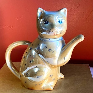 Vintage Gold Lusterware Cat Creamer: Maneki Neko Lucky Paw