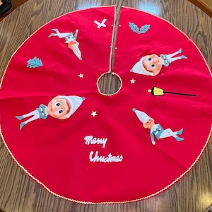 Vtg red felt Xmas tree skirt with vinyl Pixies/Elves & other felt designs. Very old, collectable, MCM, made in Japan. In fantastic shape!