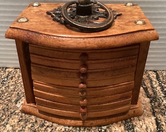 8 VTG MCM wood & cork coasters in a wooden container. Pre-owned with some wear, a dandy set still to use in your MCM decor. 5x4x4
