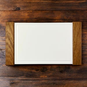 Corian Solid Surface Servierbrett mit Griffen aus natürlicher Eiche, personalisiertes handgemachtes Schneidebrett, Steintablett, individuelles einzigartiges Geschenk