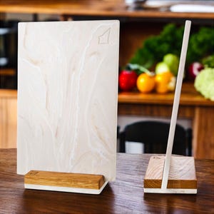 Corian Solid Surface Schneidebrett mit natürlichem Eichenständer, personalisiertes handgefertigtes Schneidebrett, Steintablett, individuelles einzigartiges Geschenk
