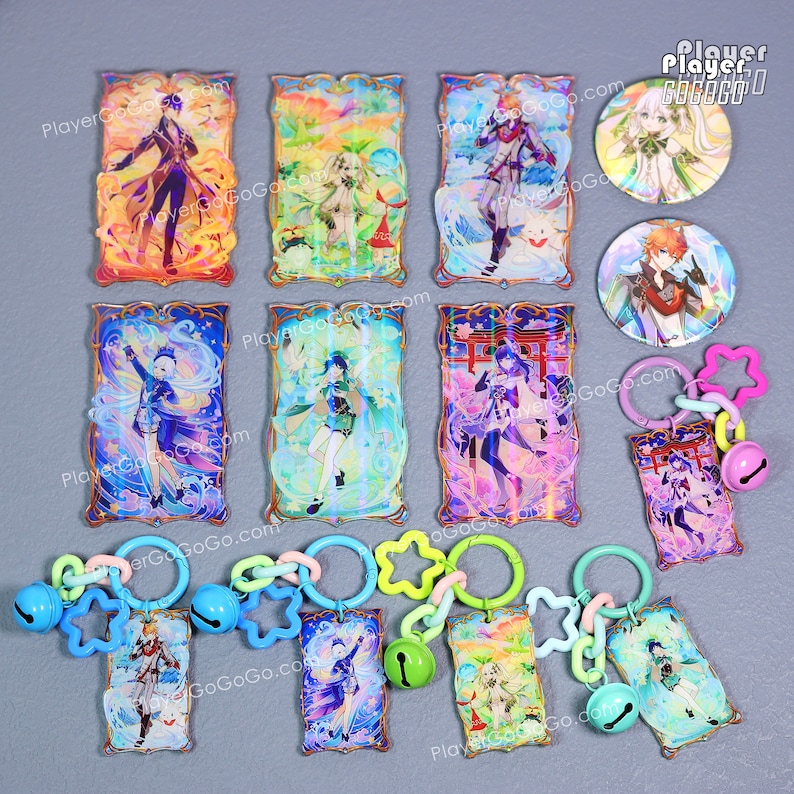 Puede incluir: Una colecci&oacute;n de coloridos colgantes de acr&iacute;lico, llaveros y botones con ilustraciones de personajes de estilo anime. Los llaveros incluyen colgantes en forma de estrella y c&iacute;rculo, campanas y eslabones de conexi&oacute;n. La obra de arte muestra varios personajes en colores vibrantes.