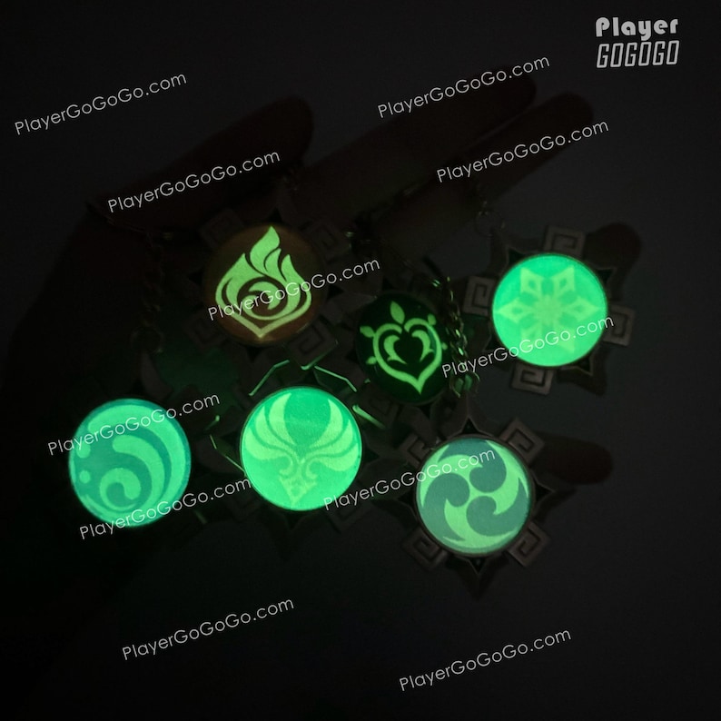 Pu&ograve; includere: Sei portachiavi luminescenti con diversi design. I portachiavi sono argentati con design verdi e bianchi. I portachiavi sono su una mano.