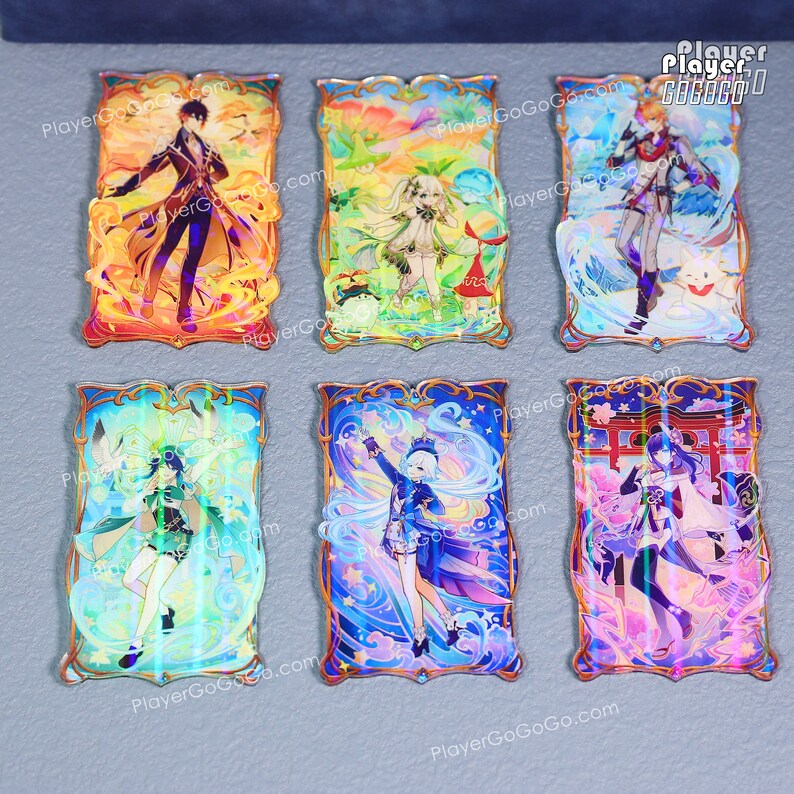 Puede incluir: Seis colgantes rectangulares de acr&iacute;lico con personajes de anime. Cada colgante tiene un dise&ntilde;o &uacute;nico con colores vibrantes y un borde decorativo. Los personajes est&aacute;n representados en varias poses con ilustraciones detalladas. Los colgantes se muestran sobre una superficie gris.