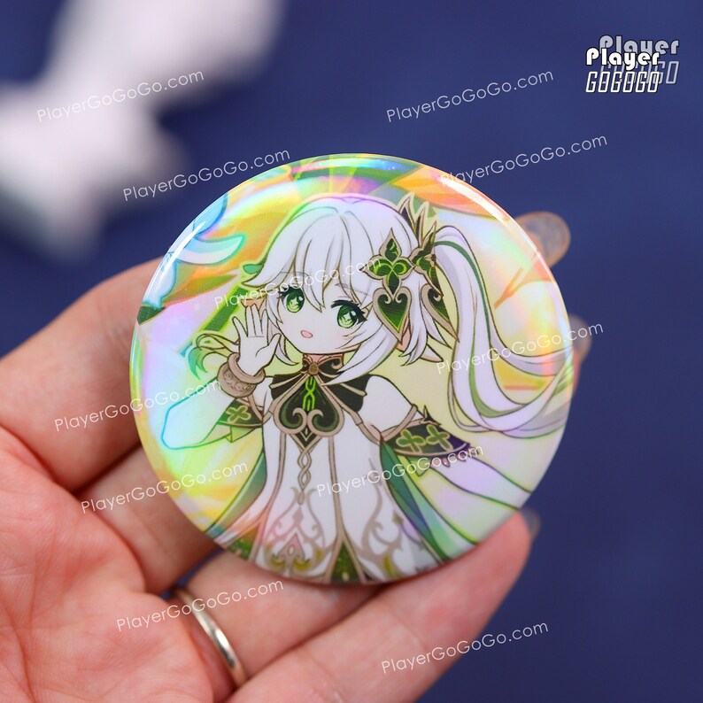 Puede incluir: Un bot&oacute;n redondo con un personaje de estilo anime con cabello blanco y ojos verdes. El personaje lleva un atuendo blanco y verde. El bot&oacute;n tiene un acabado hologr&aacute;fico iridiscente. El logotipo de PlayerGoGoGo.com es visible.