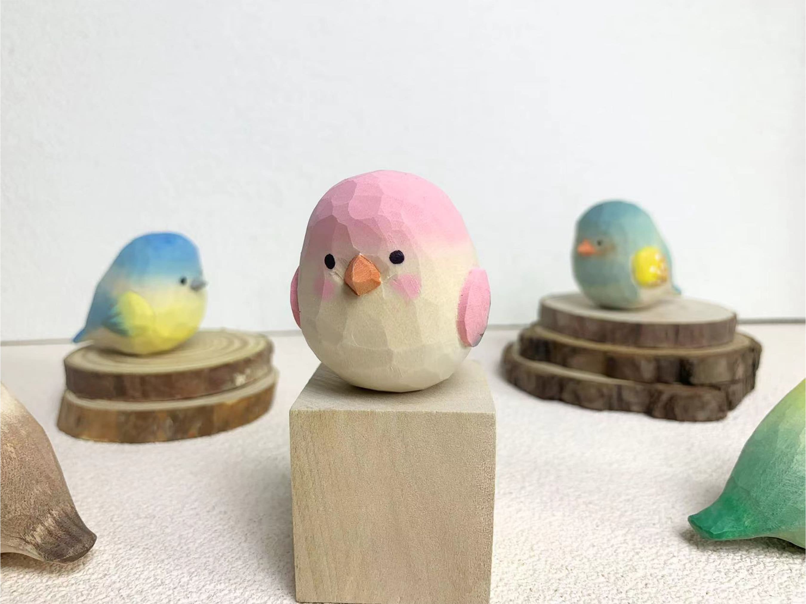 Hand-Carved Wooden Bird Figurine for Desk Decor Gift, Cute Wooden Painted Robin Carved Ornament, Handmade Robin Bird Ornament for Bird Lover