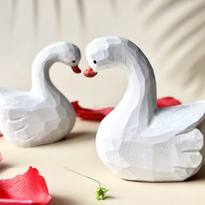 White Swan Wooden Ornament Valentine&#39;s Day Gifts, Hand Painted Swan Set Desktop Ornament Swan Art Wooden Birds for Anniversary Gifts for Her