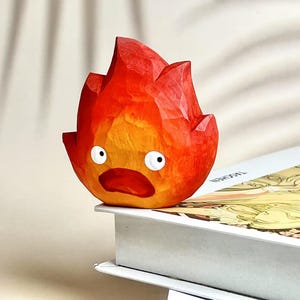 Small Fire-Inspired Sculpture Decor Gifts, Hand-Carved Wooden Flame Figurine Ornament for Desk Decor, Cute Flame Shaped Decor Gift for Kids