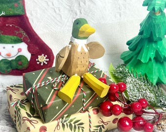 Figura decorativa de pato de madera tallada a mano, animal pequeño hecho a mano, bonita figura con patas colgantes para decoración navideña.