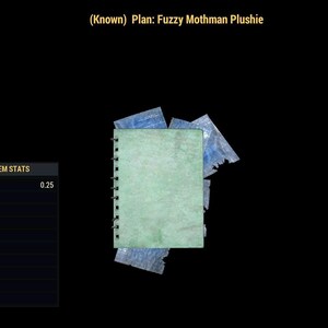 Może przedstawiać: Cyfrowy obraz planu pluszaka Fuzzy Mothman. Plan to zielony notatnik z spiralną oprawą. Tekst "(Known) Plan: Fuzzy Mothman Plushie" znajduje się na górze. Statystyki przedmiotu pokazują wagę 0,25.