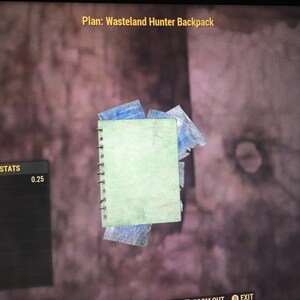 Puede incluir: Imagen de un cuaderno verde con encuadernación en espiral metálica y el texto "Plan: Wasteland Hunter Backpack". El cuaderno está rodeado de trozos de papel azul. Las estadísticas del artículo muestran un peso de 0,25.