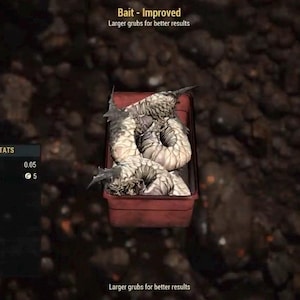 Könnte beinhalten: Ein roter Behälter gefüllt mit mehreren großen, blassen Larven. Der Text "Bait - Improved" steht oben, darunter "Larger grubs for better results". Artikelstatistiken zeigen ein Gewicht von 0,05 und einen Wert von 5.