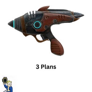 Puede incluir: Se muestra un paquete de Alien Blaster y Mods. El blaster es un arma futurista con una combinación de colores marrón y negro, con una luz azul en la punta y un círculo azul brillante. El texto "3 Plans" está debajo del blaster.