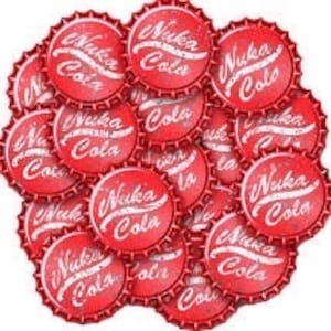 Könnte beinhalten: Ein Stapel von 20 roten Flaschenverschlüssen mit dem weißen Text "Nuka Cola" darauf.