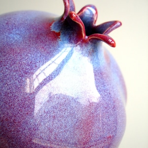 Vase grenade en porcelaine violette sur commande