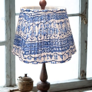 Geschulpte blauwe lampenkap met blokprint | Handgemaakte bloemen katoenen lampenkap | Plooiplooi | Boho tafellampenkap | Spider-Fitter lampenkap