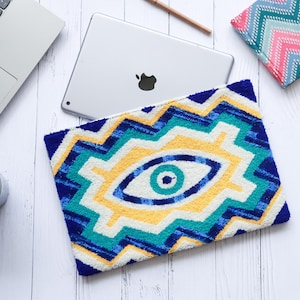 Laptopfodral med punch needle-motiv | Handgjort fodral för MacBook och surfplatta | Storlekar 8", 11", 13" | Boho Tech-fodral | Skyddande present till studenter