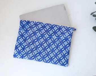 Op de afbeelding: Blauwe en witte laptophoes met rits.